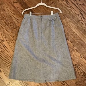 TRUE VINTAGE 1970s gray wool skirt with zipper and button closure. Size S/M